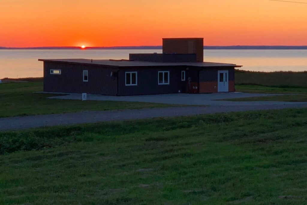 Una casa hecha de 600.000 botellas de plástico: el futuro de la arquitectura sostenible