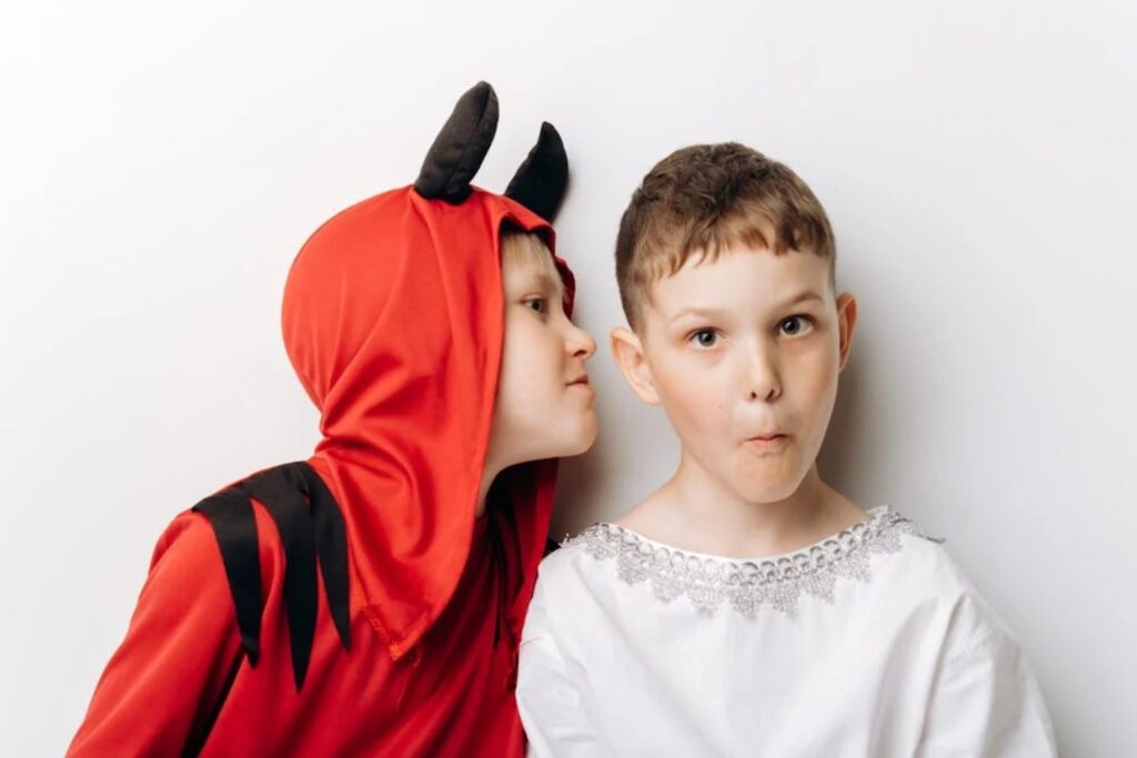 ¿Qué nombres se asocian con el mejor y peor comportamiento infantil según la inteligencia artificial?