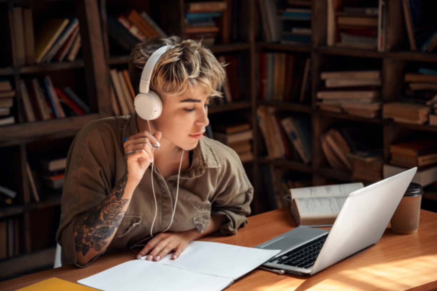 La música que potencia tu memoria mientras estudias, según la psicología