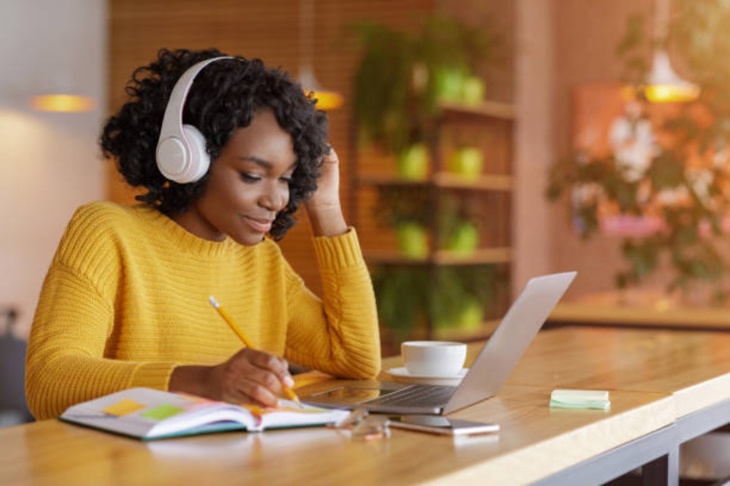La música que potencia tu memoria mientras estudias, según la psicología