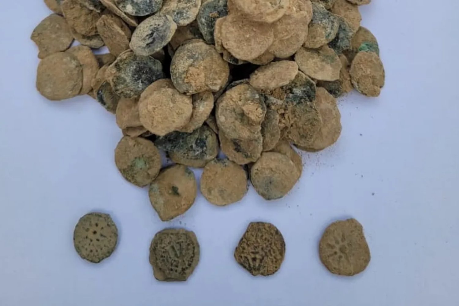 Tesoro milenario descubierto en el desierto es considerado "un milagro" durante Janucá