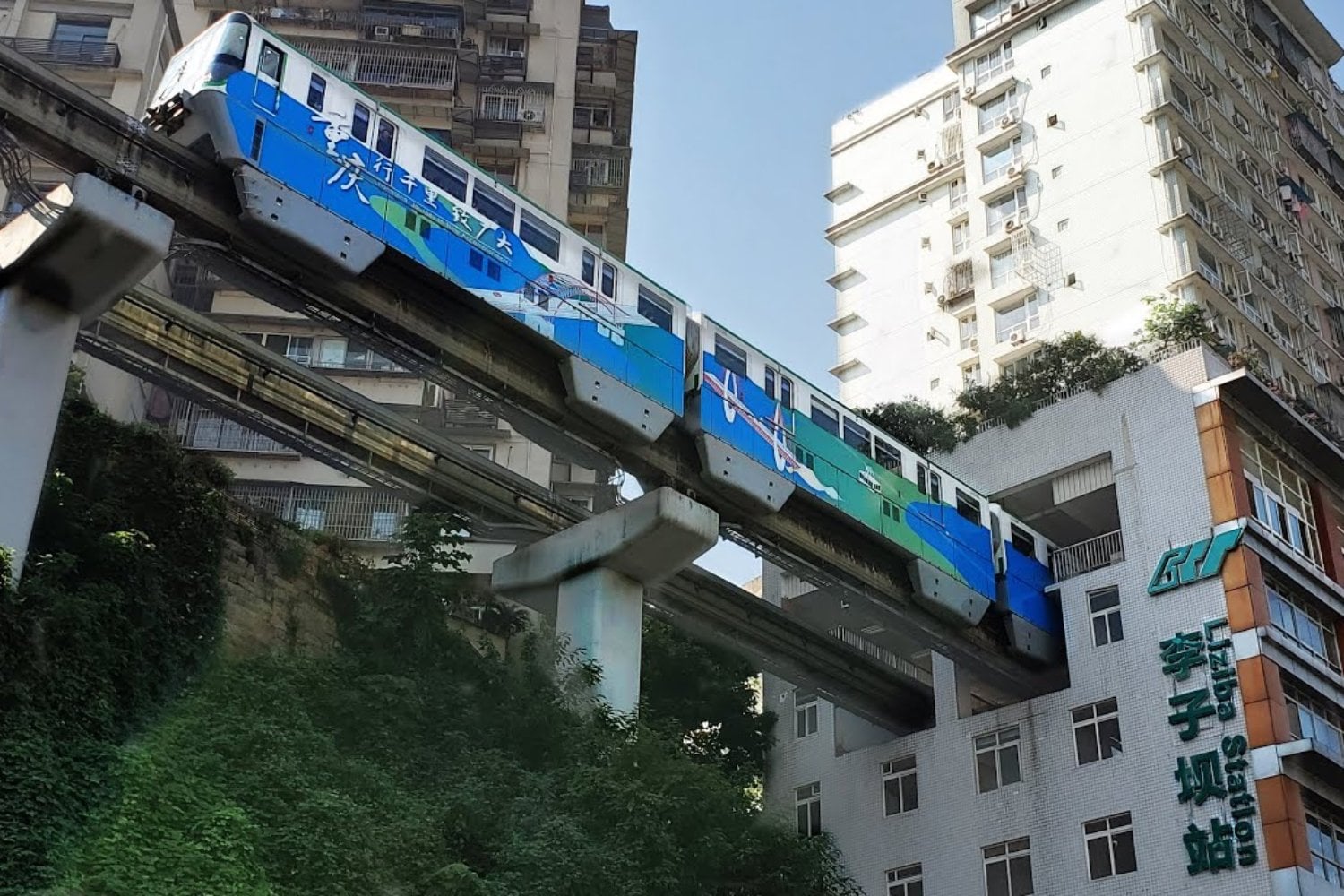 Una solución única: el tren que atraviesa un edificio en China sorprende al mundo