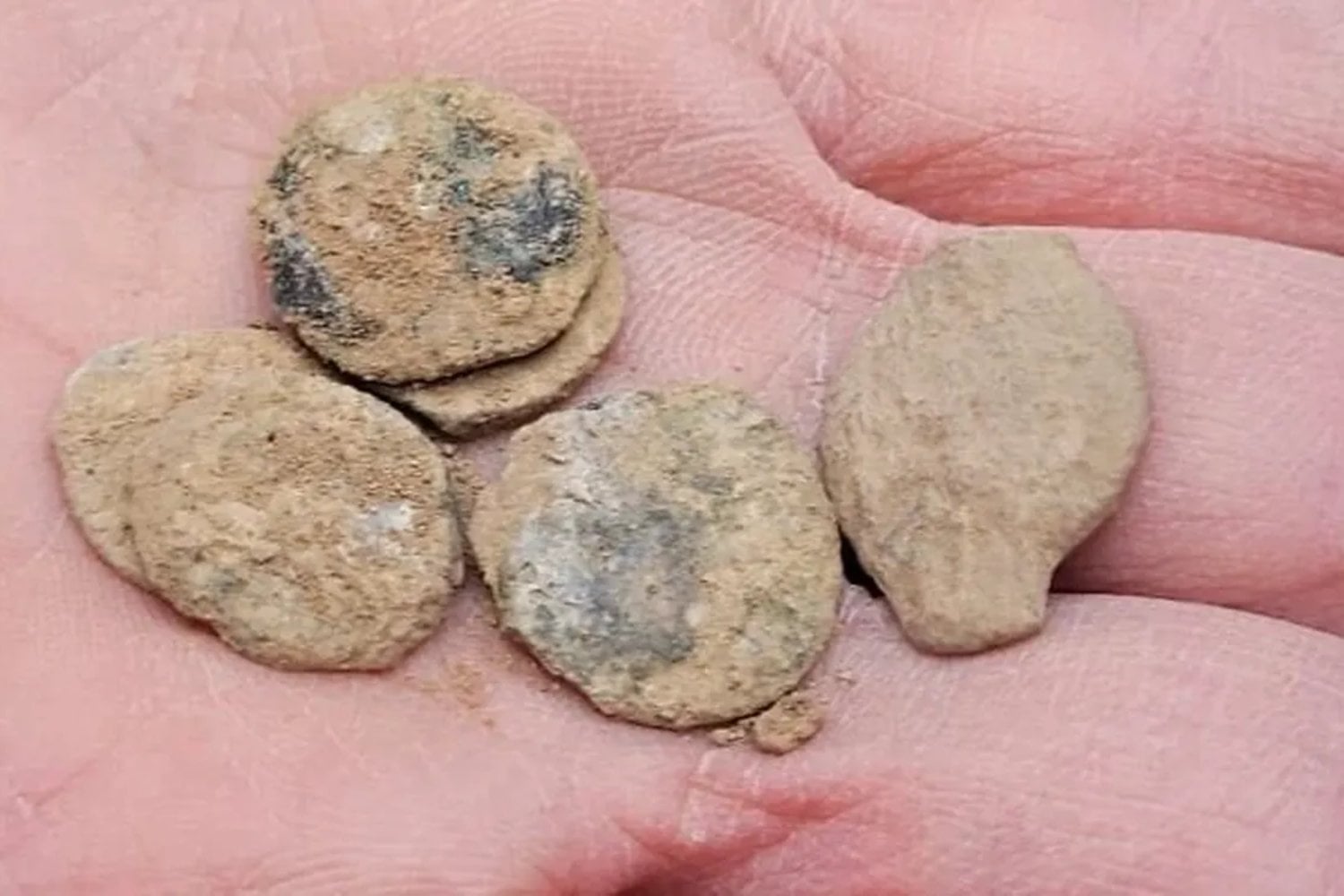 Tesoro milenario descubierto en el desierto es considerado "un milagro" durante Janucá