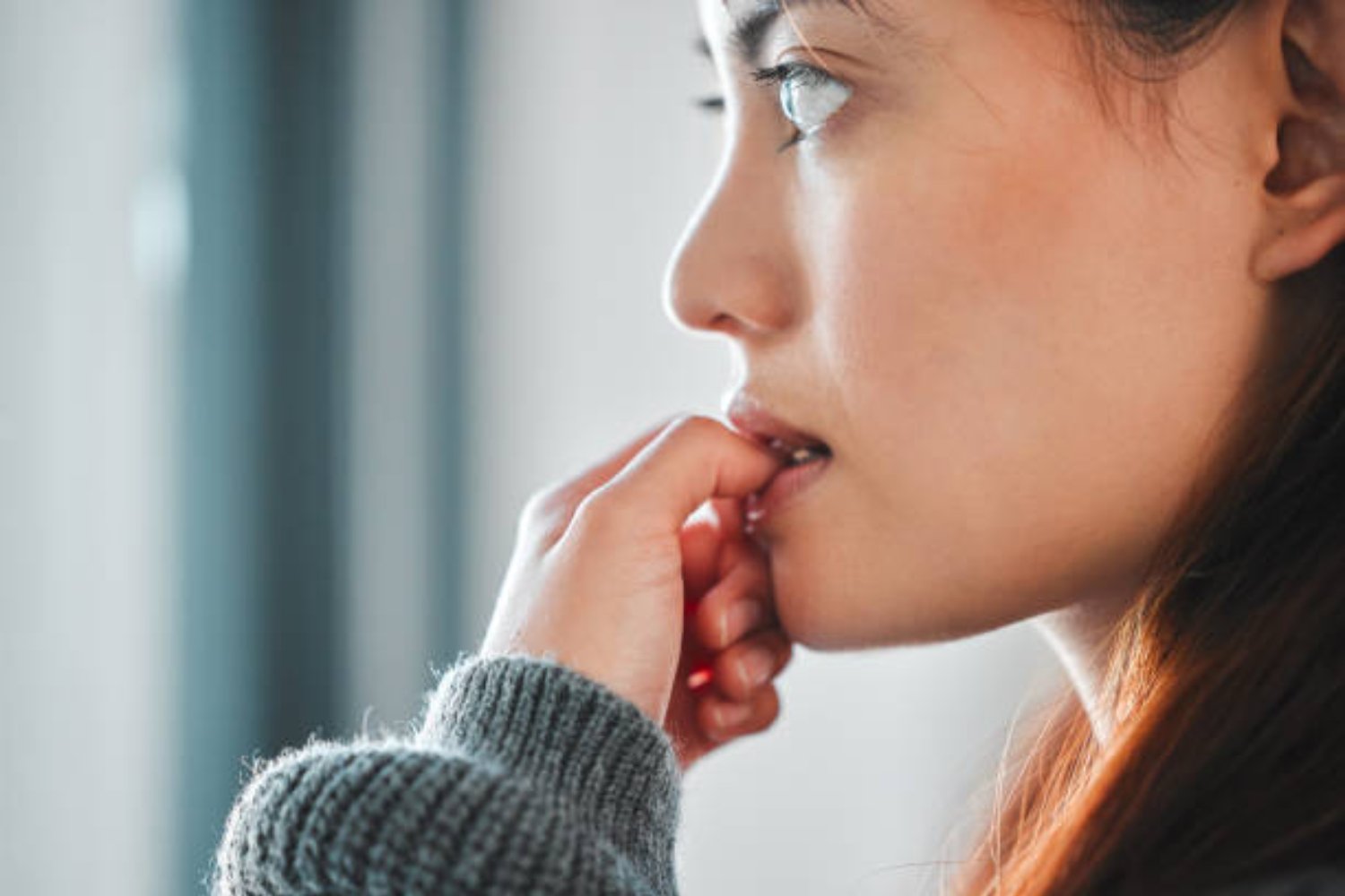 Morderse las uñas: el significado psicológico detrás de este hábito