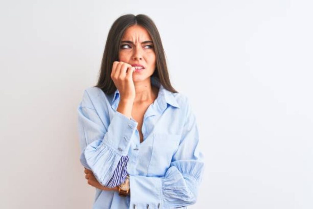 Morderse las uñas: el significado psicológico detrás de este hábito