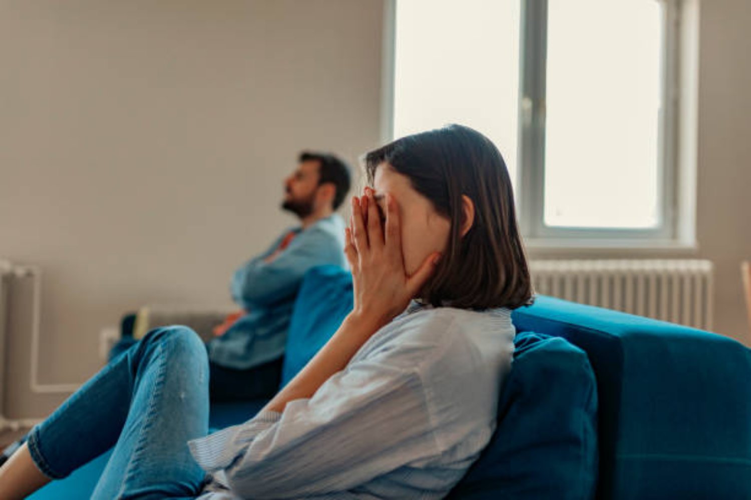 Las señales psicológicas que advierten sobre una relación con un hombre que no vale la pena
