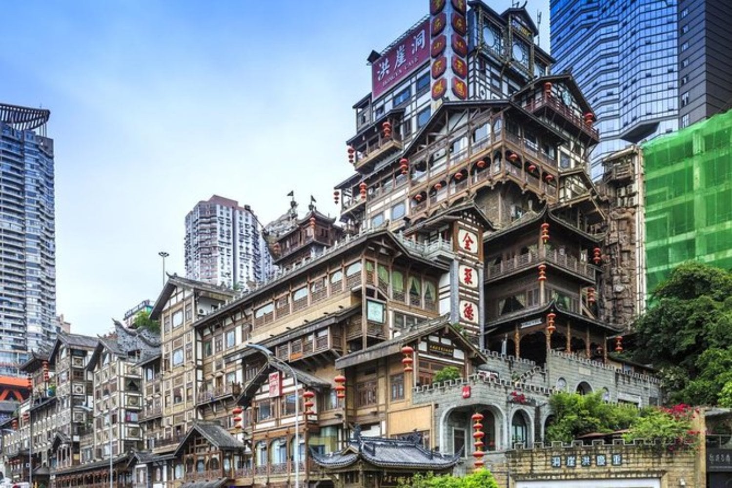 Una solución única: el tren que atraviesa un edificio en China sorprende al mundo