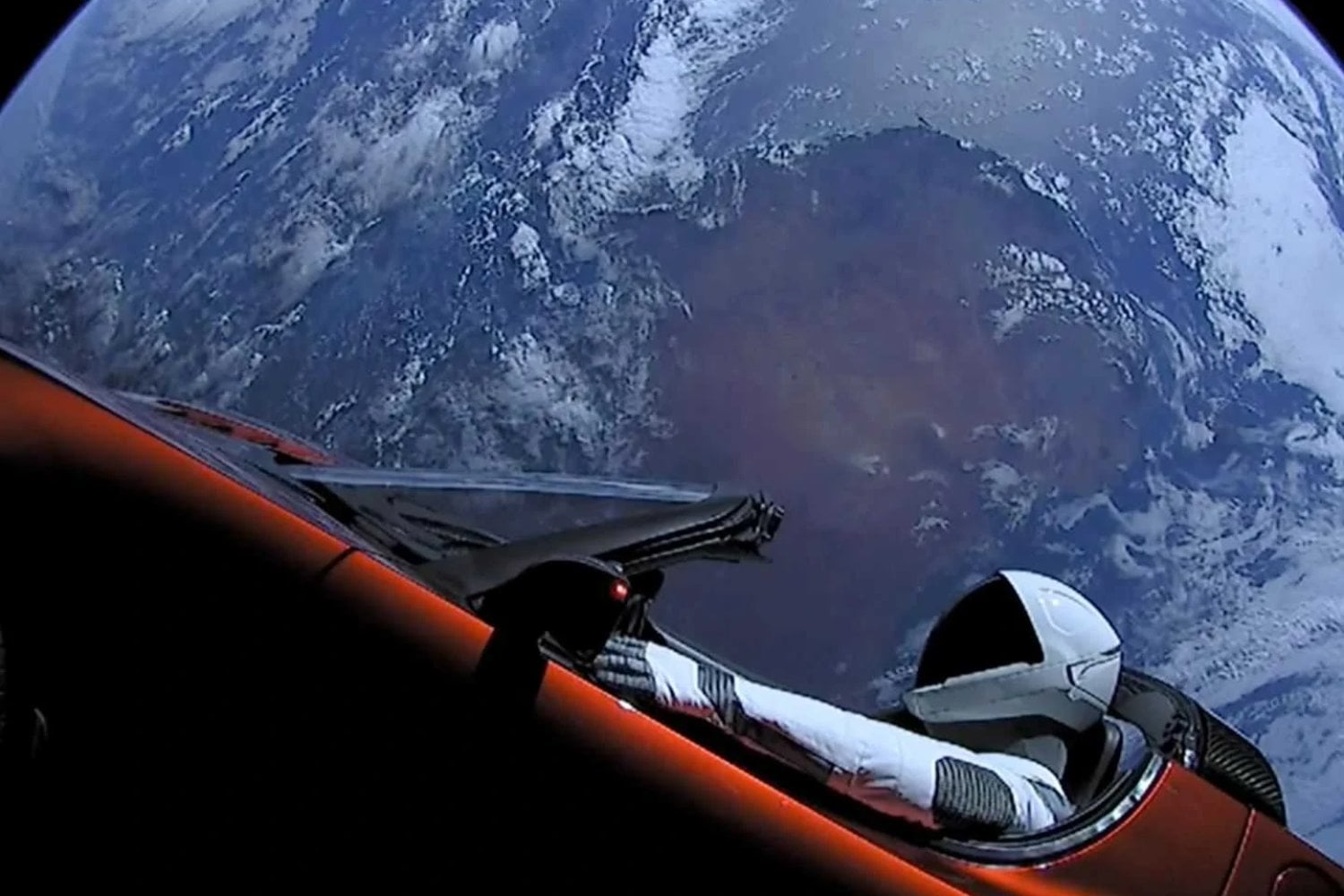 El "asteroide" que no era: un Tesla paseando por el espacio sorprende a Harvard