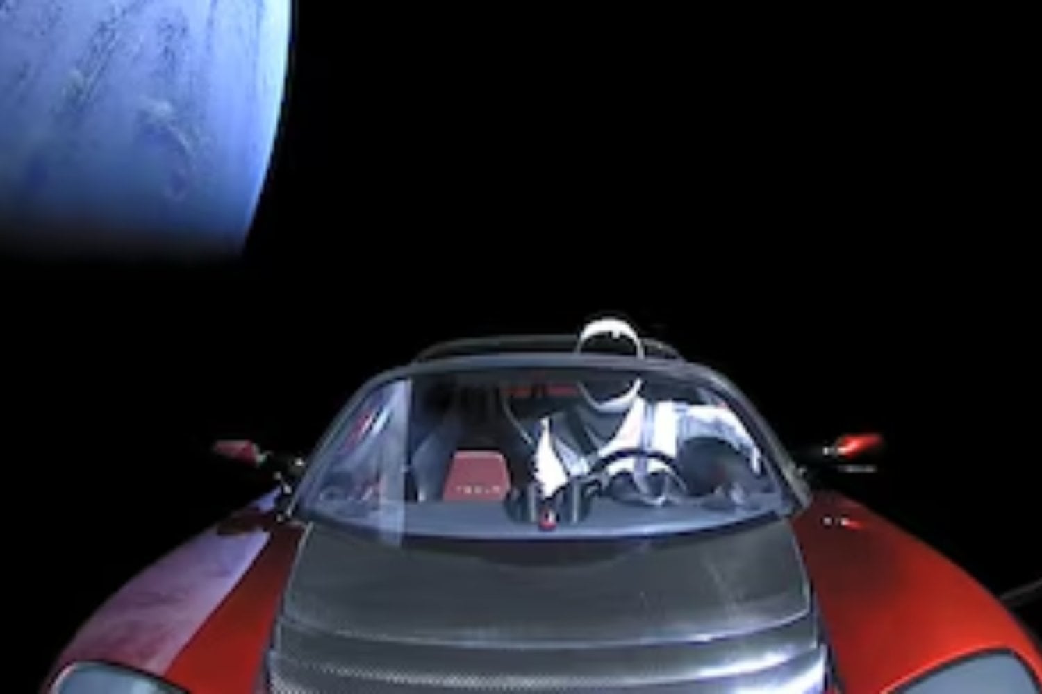 El "asteroide" que no era: un Tesla paseando por el espacio sorprende a Harvard