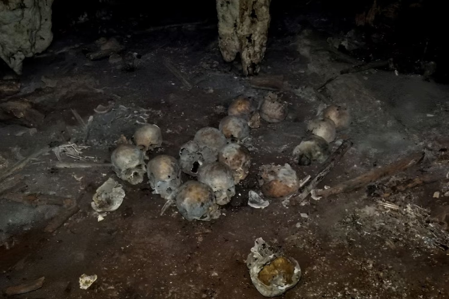 Descubren un altar de cráneos en una cueva mexicana