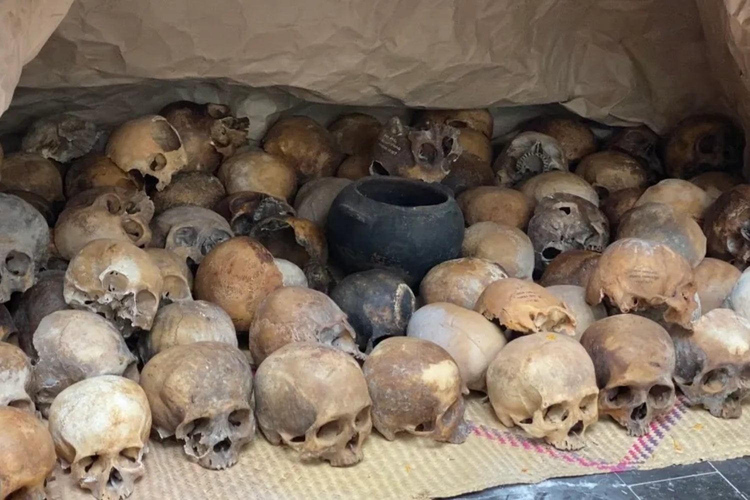 Descubren un altar de cráneos en una cueva mexicana