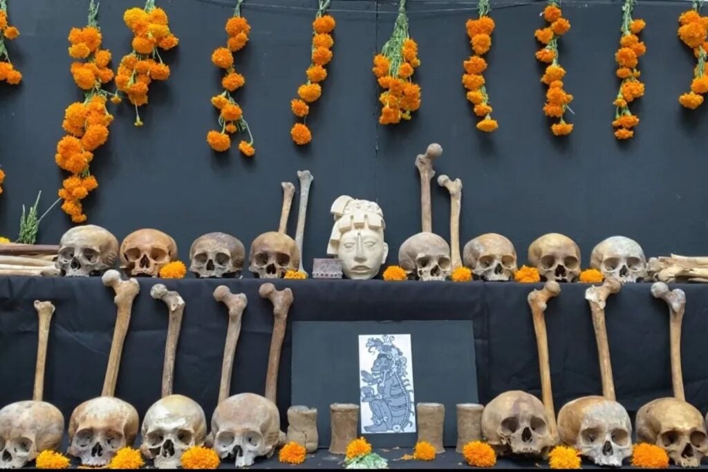 Descubren un altar de cráneos en una cueva mexicana