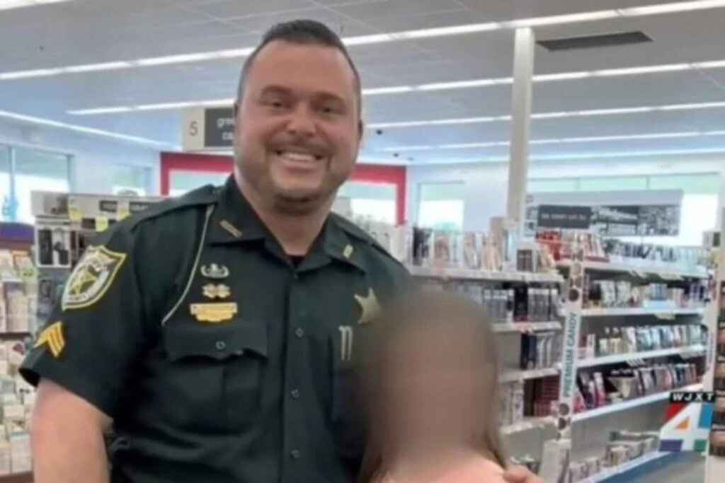 Oficial De La Dea Imprime Cocaina