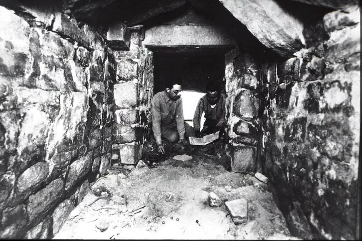 Los secretos ocultos de la tumba 7: el hallazgo arqueológico que cambió la historia)