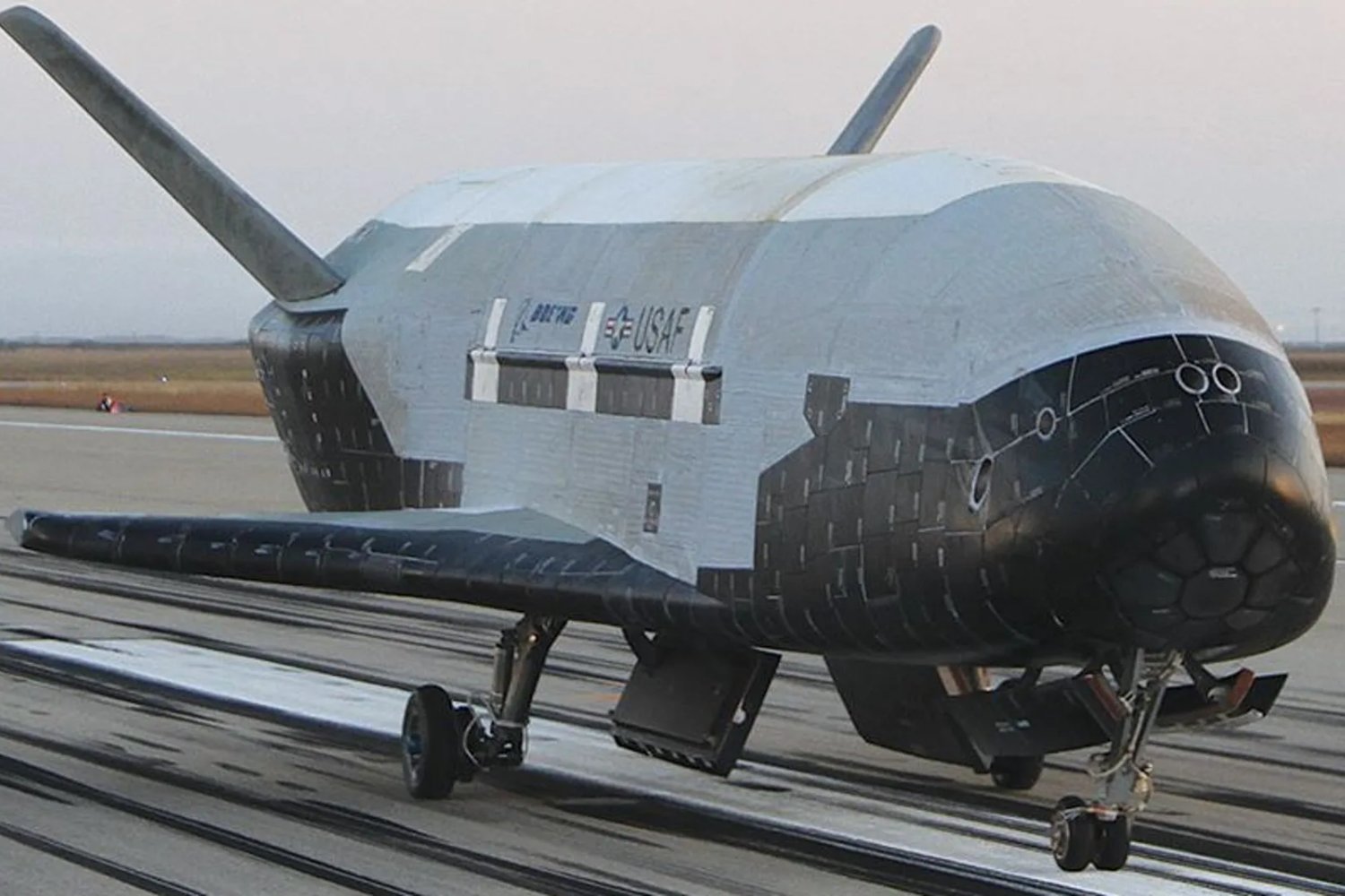 EE.UU. revela por primera vez su nave secreta X-37B: ¿un experimento o un arma espacial?