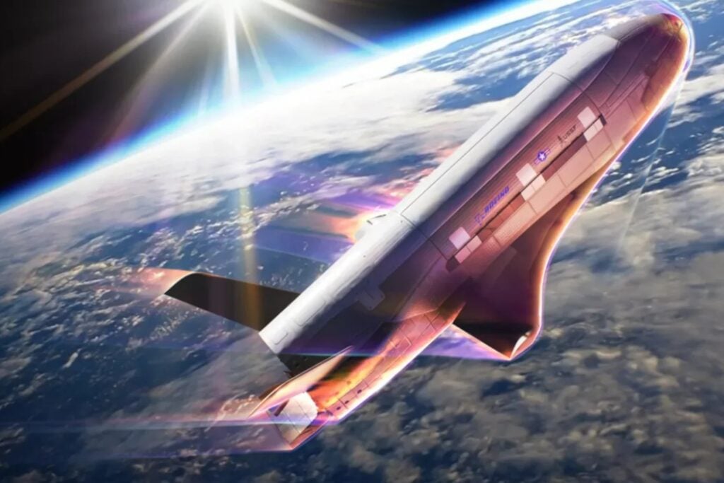 EE.UU. revela por primera vez su nave secreta X-37B: ¿un experimento o un arma espacial?