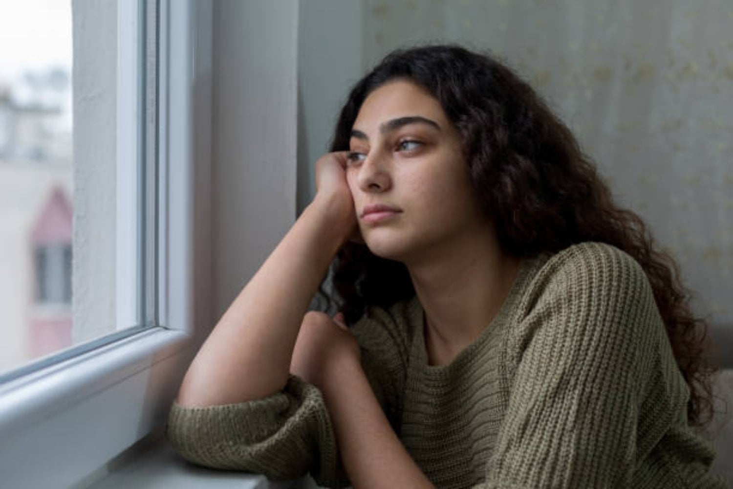 La enfermedad que impide sentir emociones y cómo se manifiesta