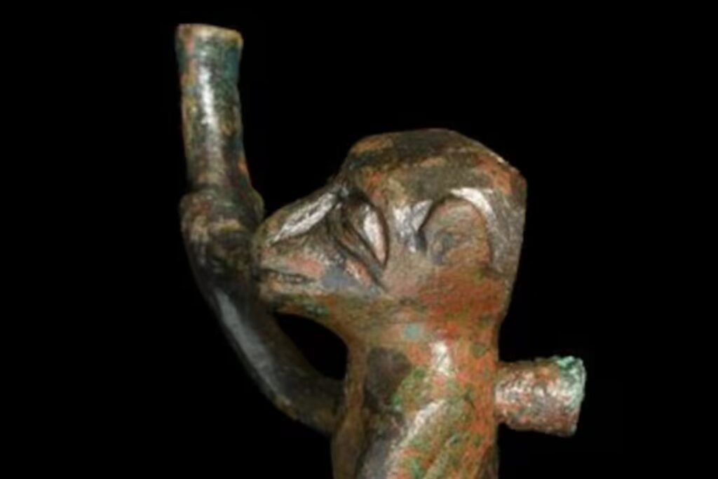 Restauraban una iglesia y descubrieron un tesoro inesperado: entre reliquias antiguas, un hallazgo insólito desató risas