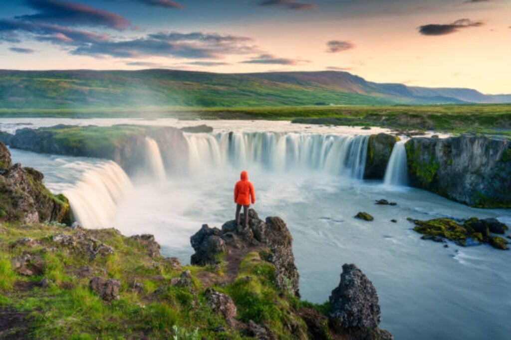 La isla que desafía los extremos: hielo, fuego y paisajes de otro mundo