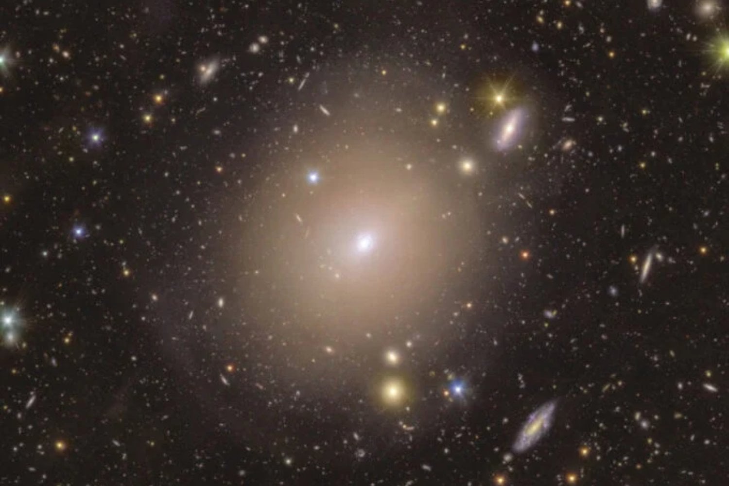 El telescopio Euclid descubre un anillo de Einstein que envuelve una galaxia