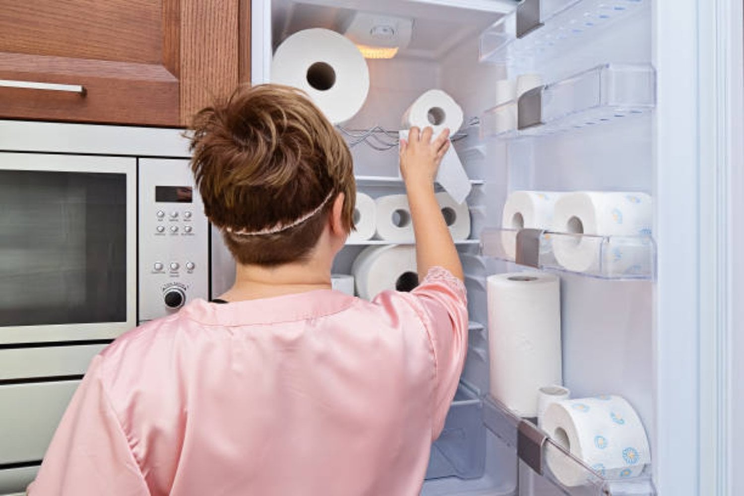 El truco inesperado: por qué poner un rollo de papel higiénico en el refrigerador puede sorprenderte