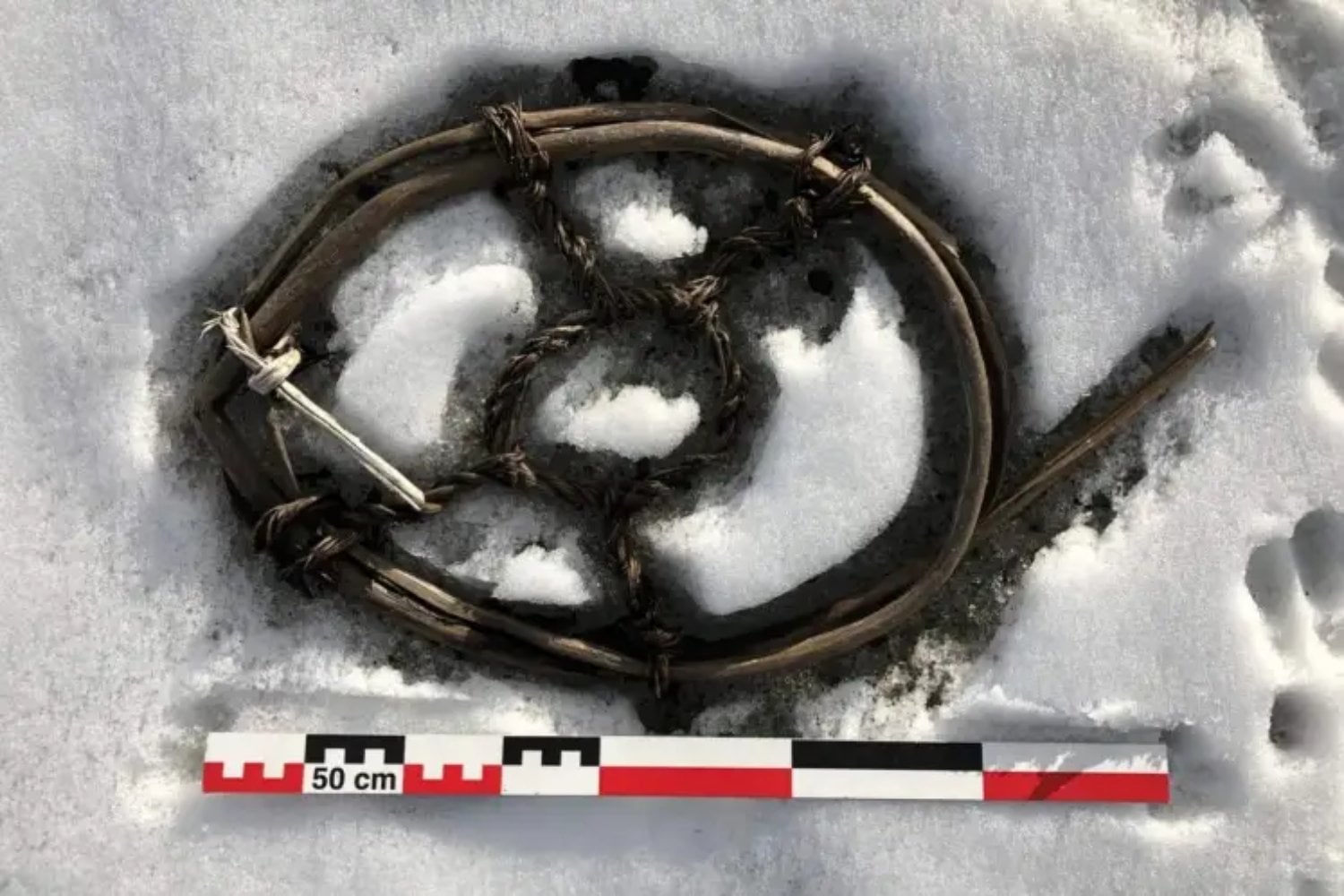 El hielo se derrite y revela un misterio: objetos milenarios desconciertan a los arqueólogos en Noruega