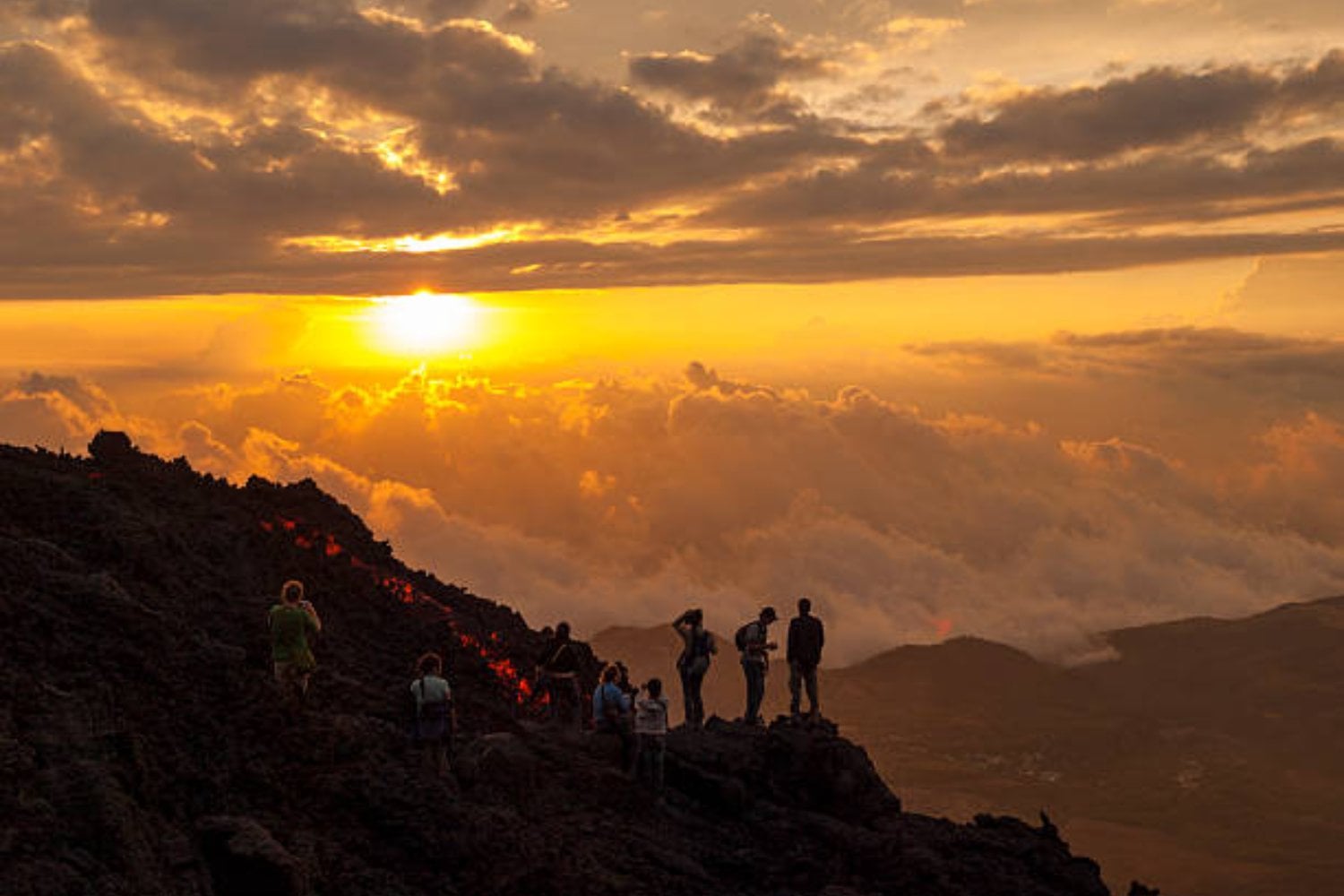 La pizzería de Guatemala que desafía a la naturaleza: el único lugar de América Latina donde se cocina con lava volcánica