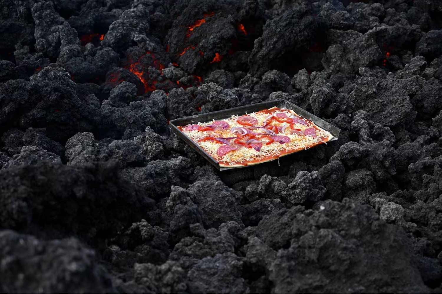 La pizzería de Guatemala que desafía a la naturaleza: el único lugar de América Latina donde se cocina con lava volcánica