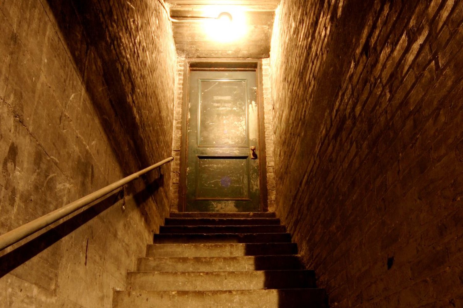 Un hallazgo inesperado: arqueólogos descienden por una escalera olvidada y descubren una tumba de siglos de antigüedad