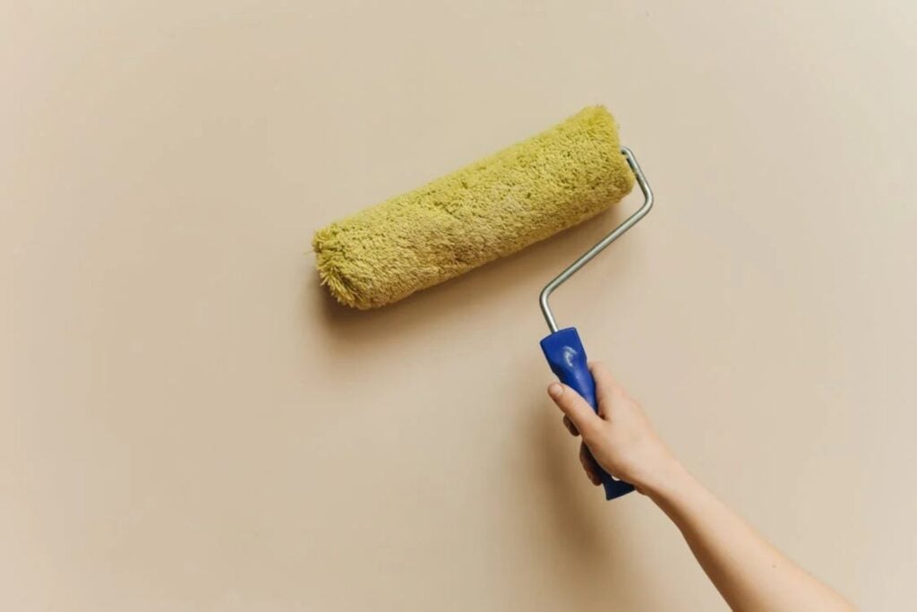 ¿Qué revela sobre tu personalidad pintar las paredes de color beige, según la psicología?