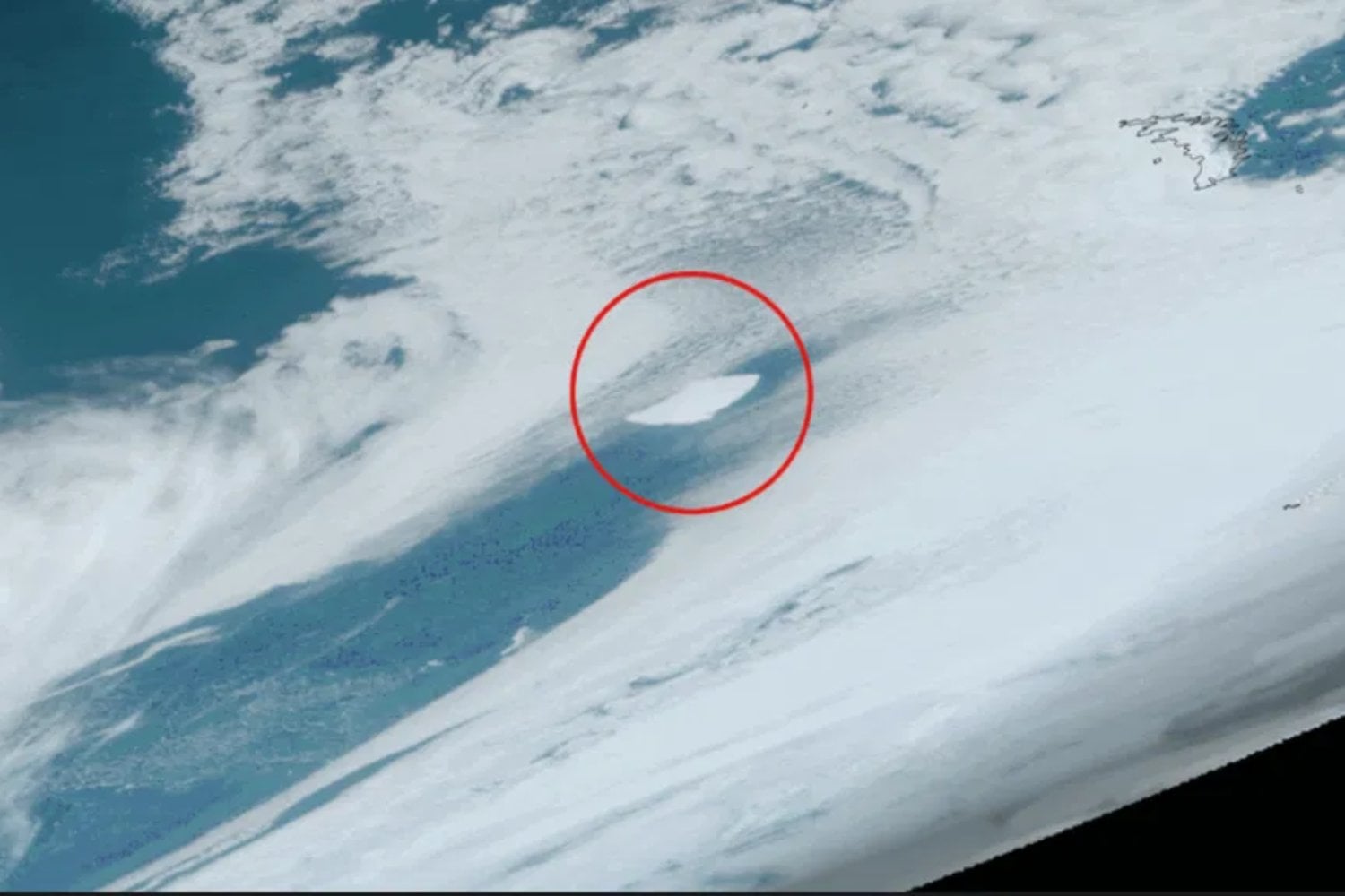 Desde el espacio se ve algo alarmante: Un iceberg y una advertencia clara para el planeta