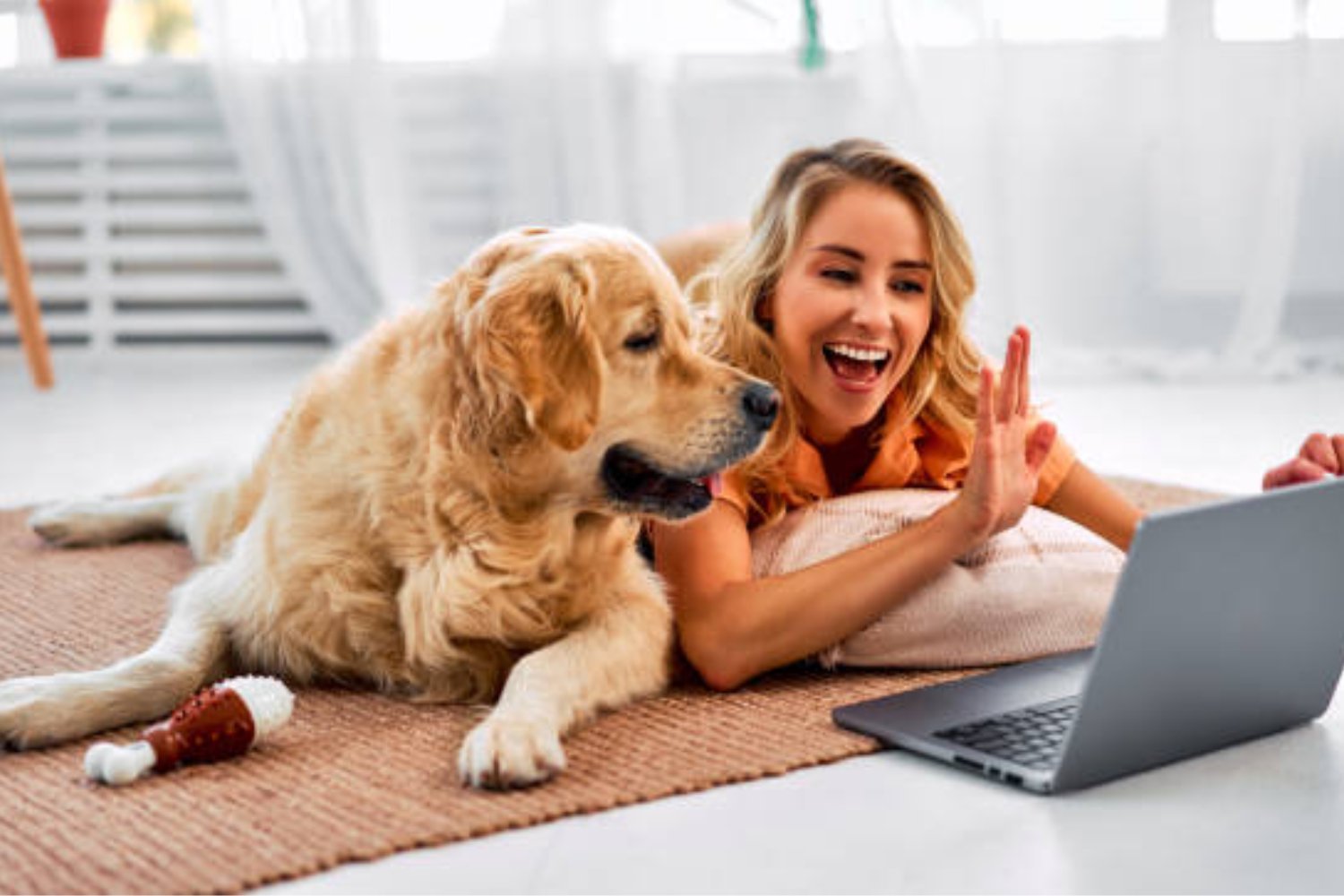 ¿Le hablas a tu mascota como si fuera humana? Descubre lo que dice la psicología sobre tu personalidad