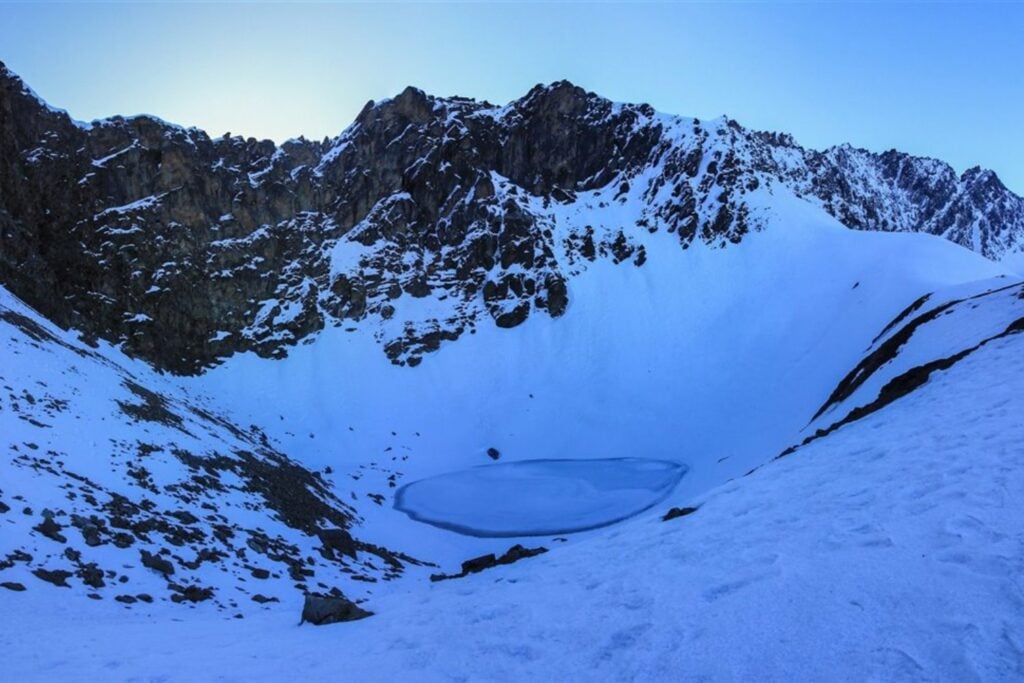 Los esqueletos malditos del Himalaya: el lago que devuelve muertos cada verano