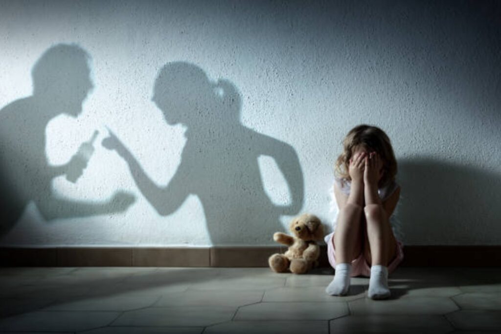 Así afectan los hogares infelices en la adultez, según la psicología