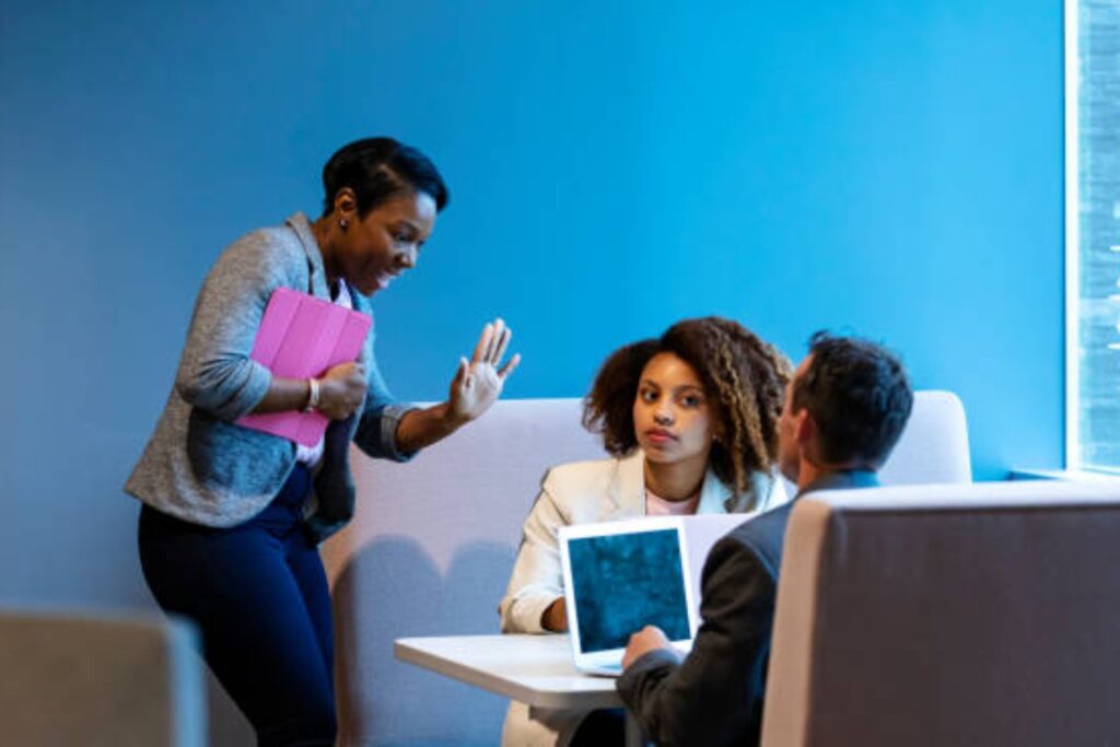 ¿Por qué algunas personas interrumpen siempre? La psicología explica su verdadero significado