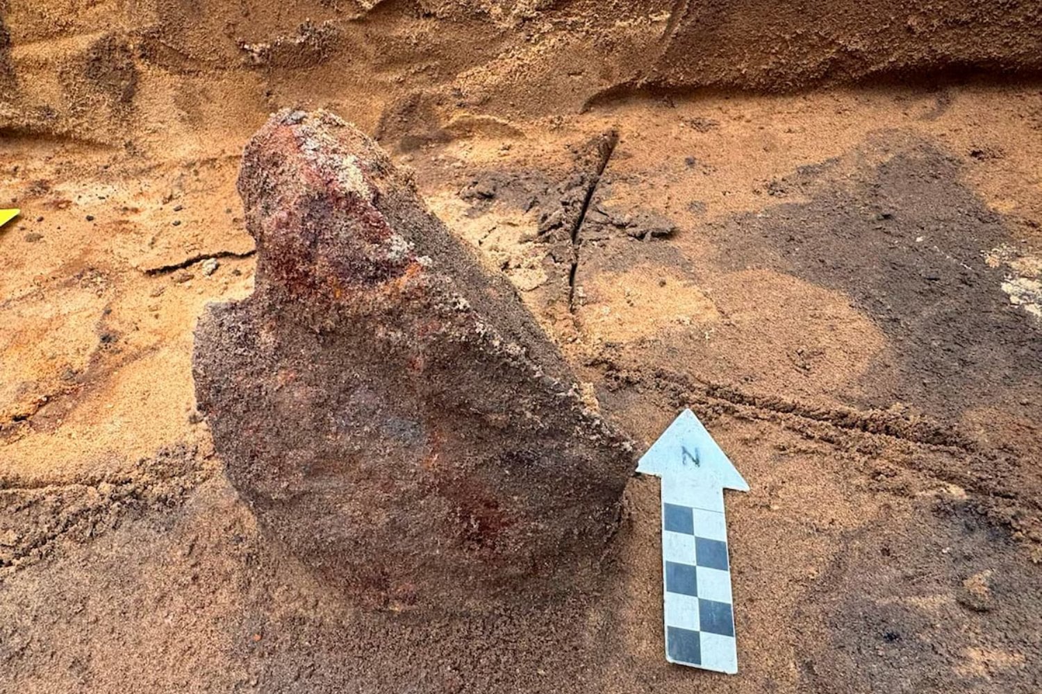 Un tesoro de armas de 1.500 años descubierto en Dinamarca revela un casco romano único