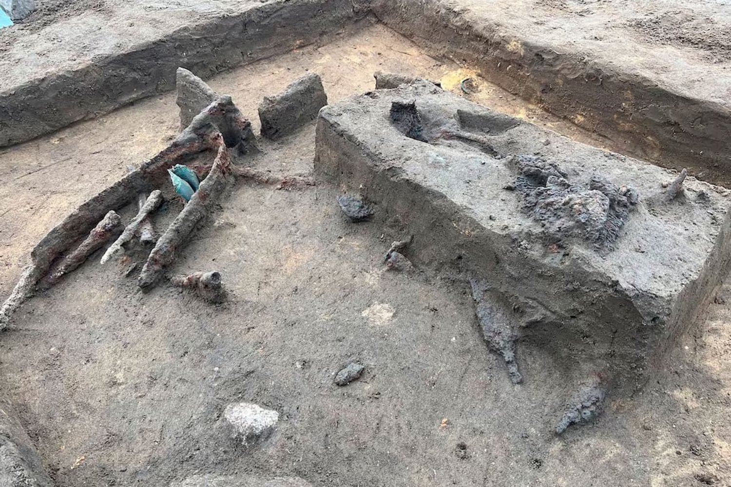 Un tesoro de armas de 1.500 años descubierto en Dinamarca revela un casco romano único