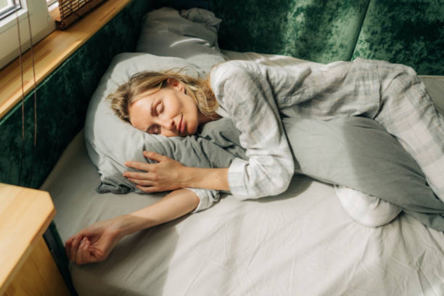 ¿Estreñimiento? Tu postura al dormir podría ser la culpable, según los expertos
