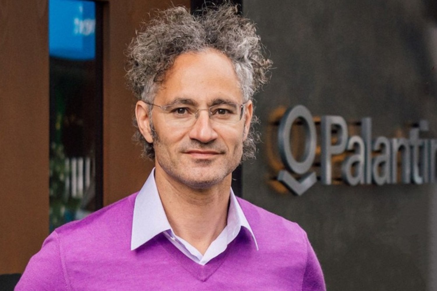 El CEO multimillonario de Palantir no puede dejar de hablar de matar gente