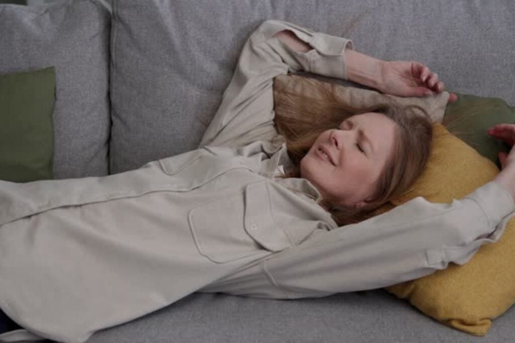 ¿Estreñimiento? Tu postura al dormir podría ser la culpable, según los expertos