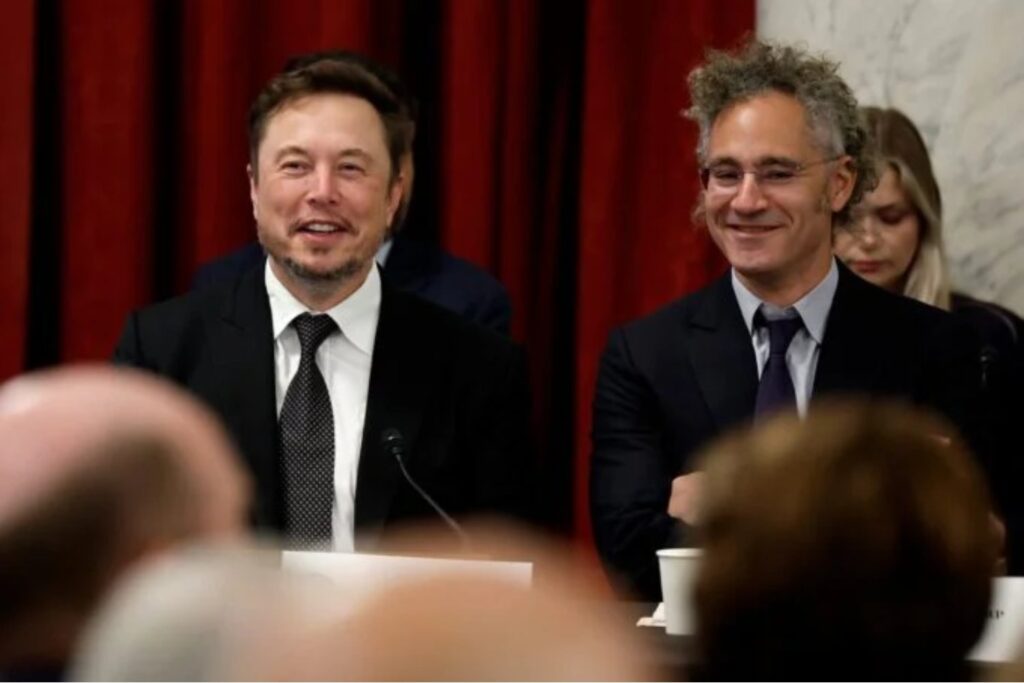 El CEO multimillonario de Palantir no puede dejar de hablar de matar gente