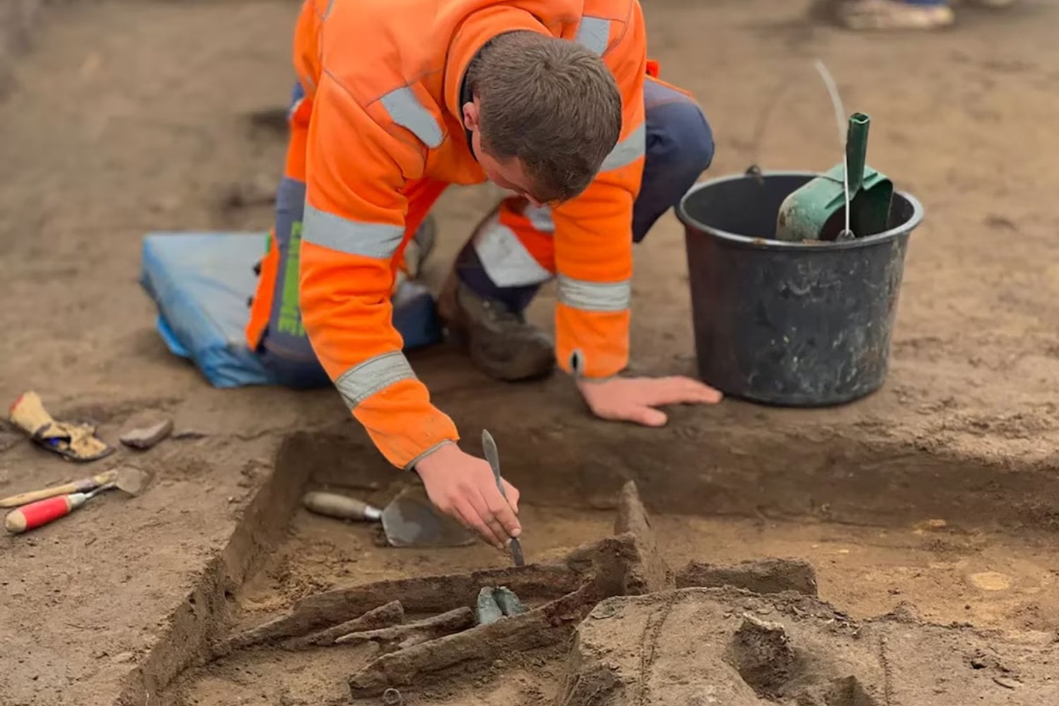 Un tesoro de armas de 1.500 años descubierto en Dinamarca revela un casco romano único