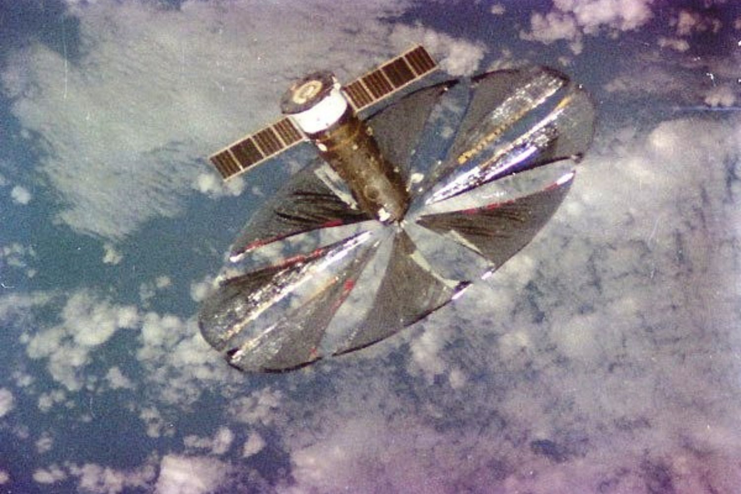 Cuando Rusia Quiso Apagar la Noche: La Increíble Historia de los Espejos Espaciales