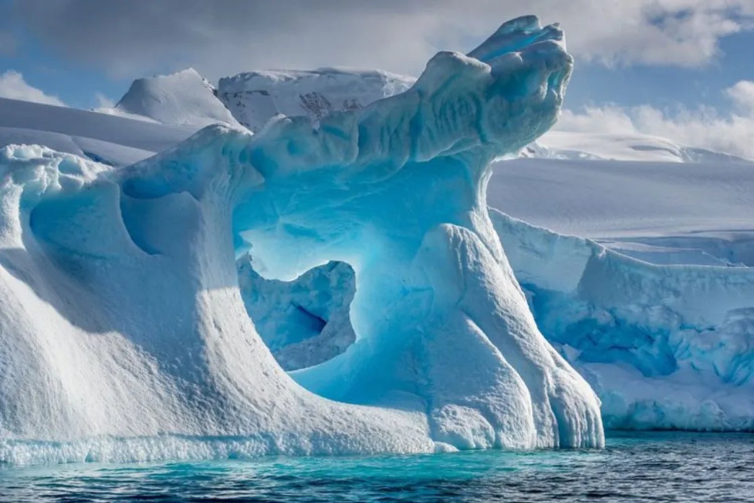 Algo inquietante apareció en la Antártida: un ‘rostro’ en la nieve desata teorías ocultas