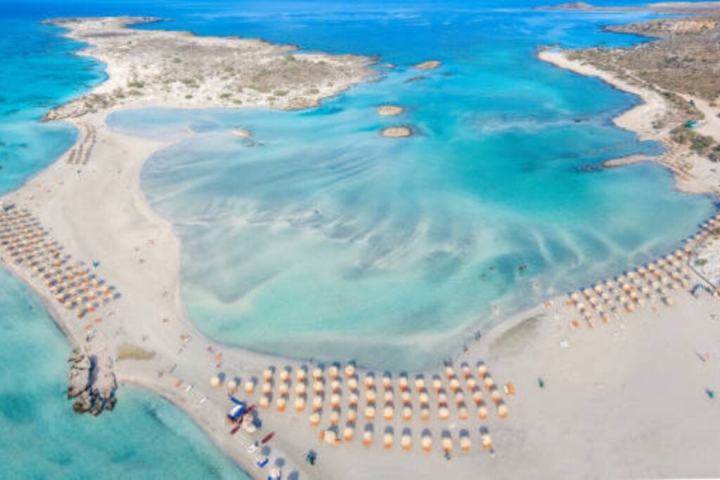 La playa secreta que ha sido nombrada la mejor del mundo: su arena tiene un color único y pocos saben por qué