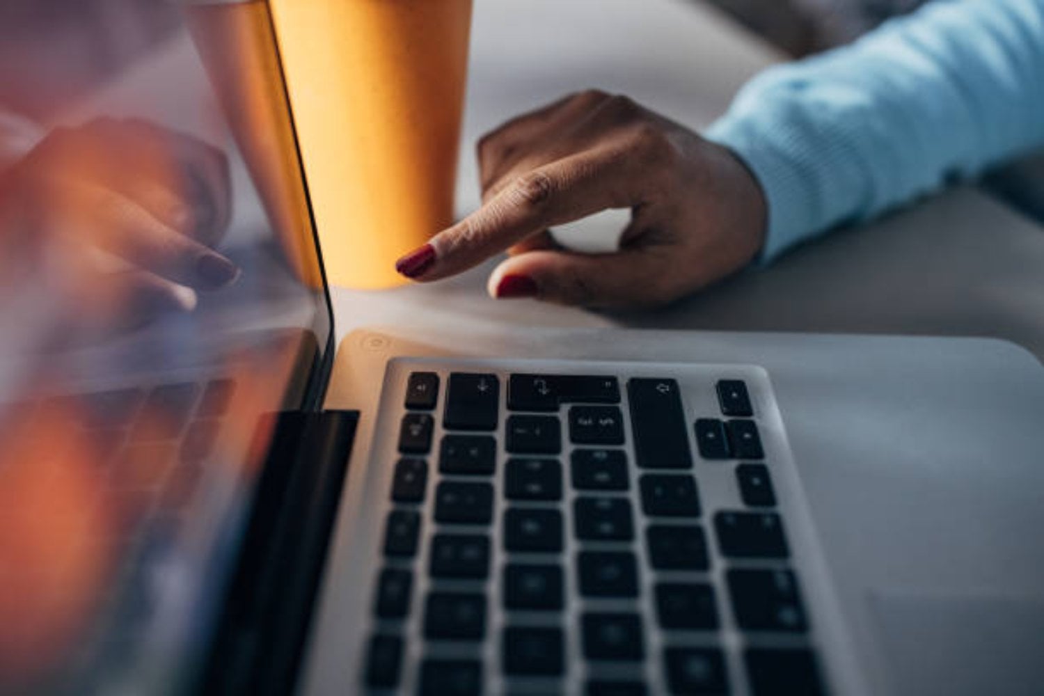 ¿Estás apagando mal tu laptop? Descubre si lo haces bien y evita problemas
