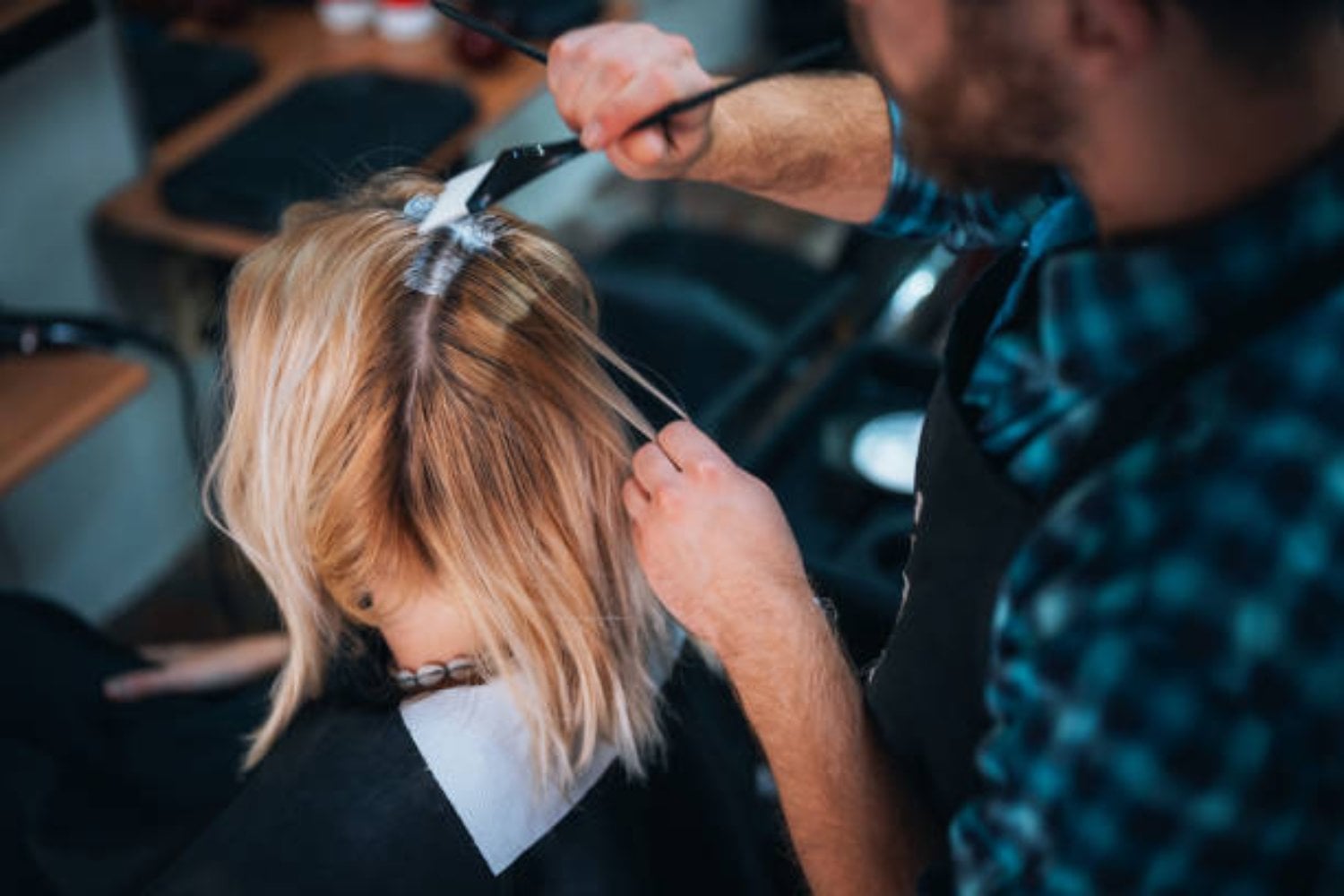 ¿Qué revela la psicología sobre quienes se tiñen el pelo para ocultar las canas?
