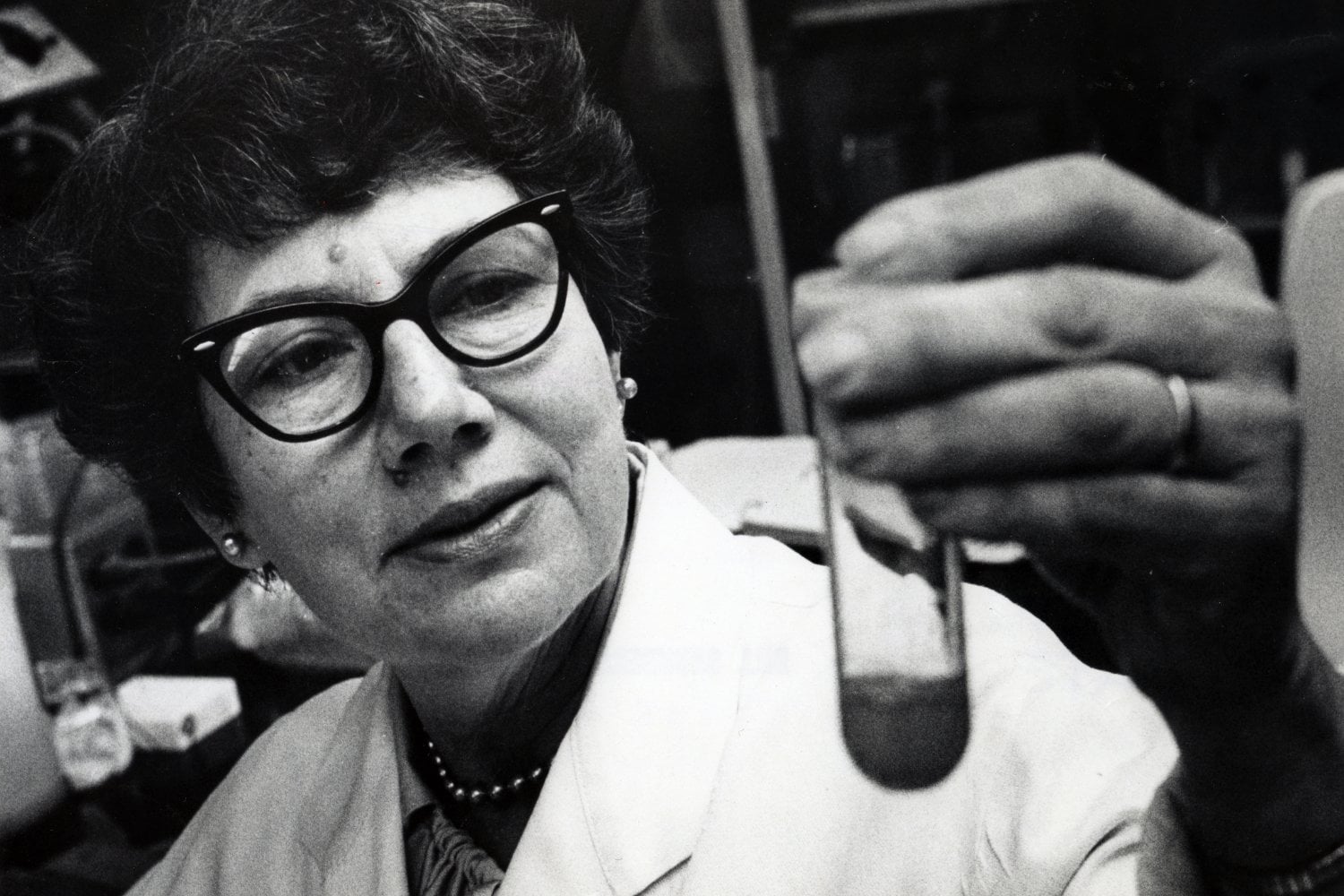 Evelyn Witkin: La científica que desafió la universidad y descubrió cómo las bacterias reparan su ADN