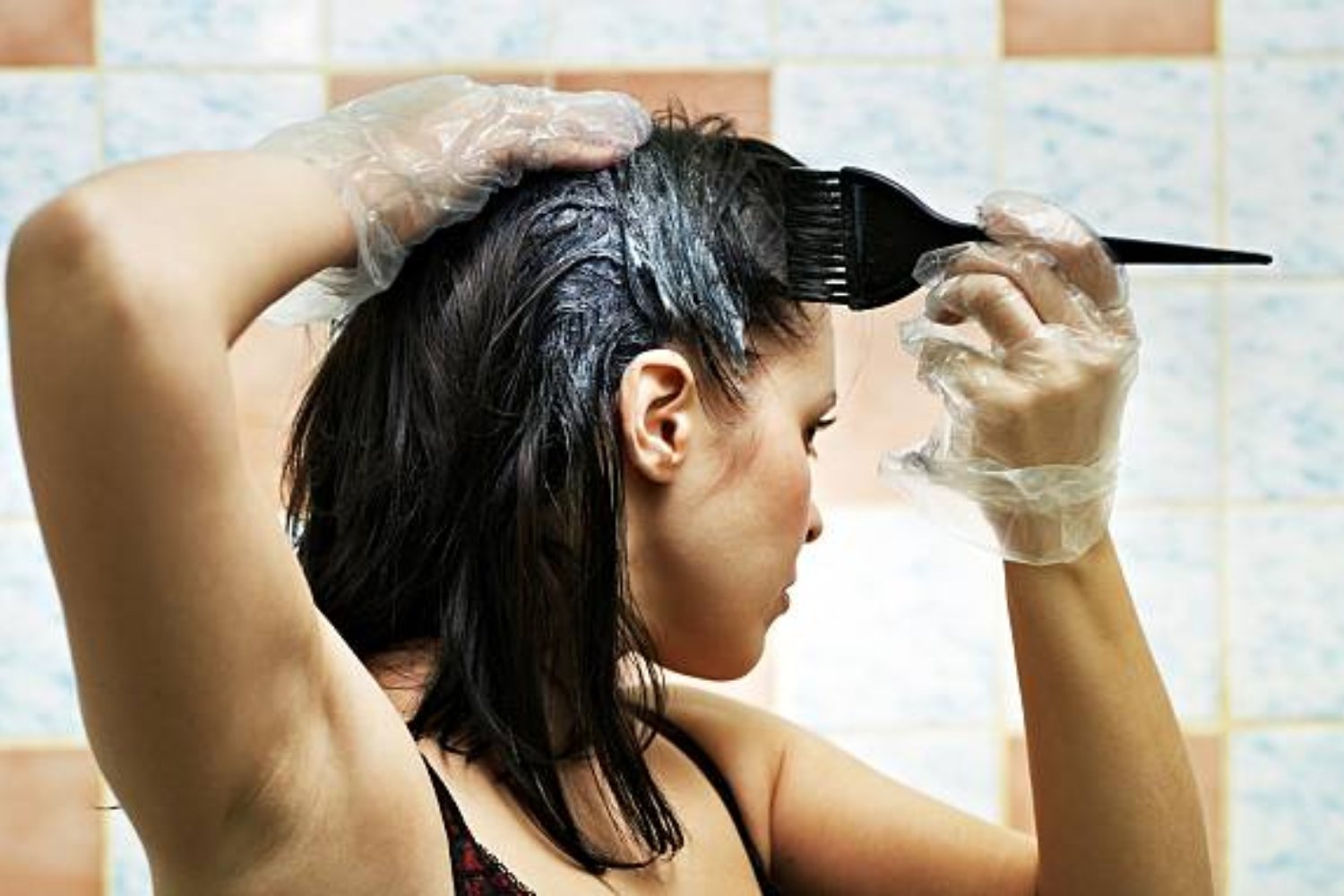 ¿Qué revela la psicología sobre quienes se tiñen el pelo para ocultar las canas?