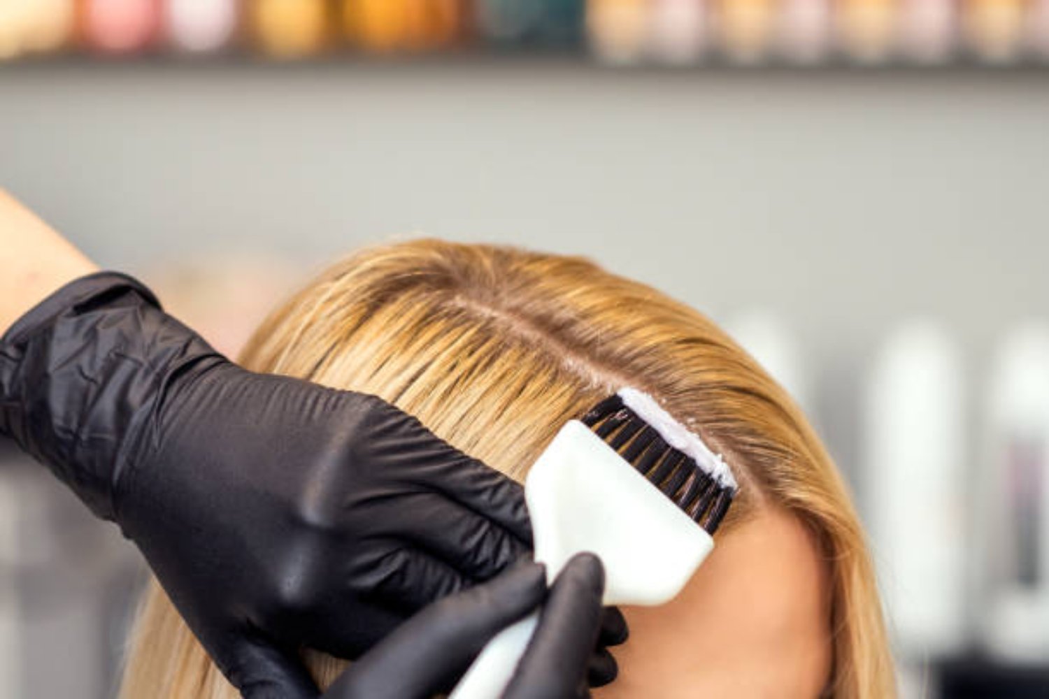 ¿Qué revela la psicología sobre quienes se tiñen el pelo para ocultar las canas?